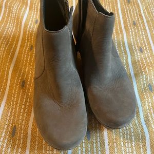 Women’s Dansko 39. Grey. Never worn